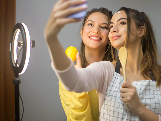 Two girls take selfie with SlefiePlanner's ring light