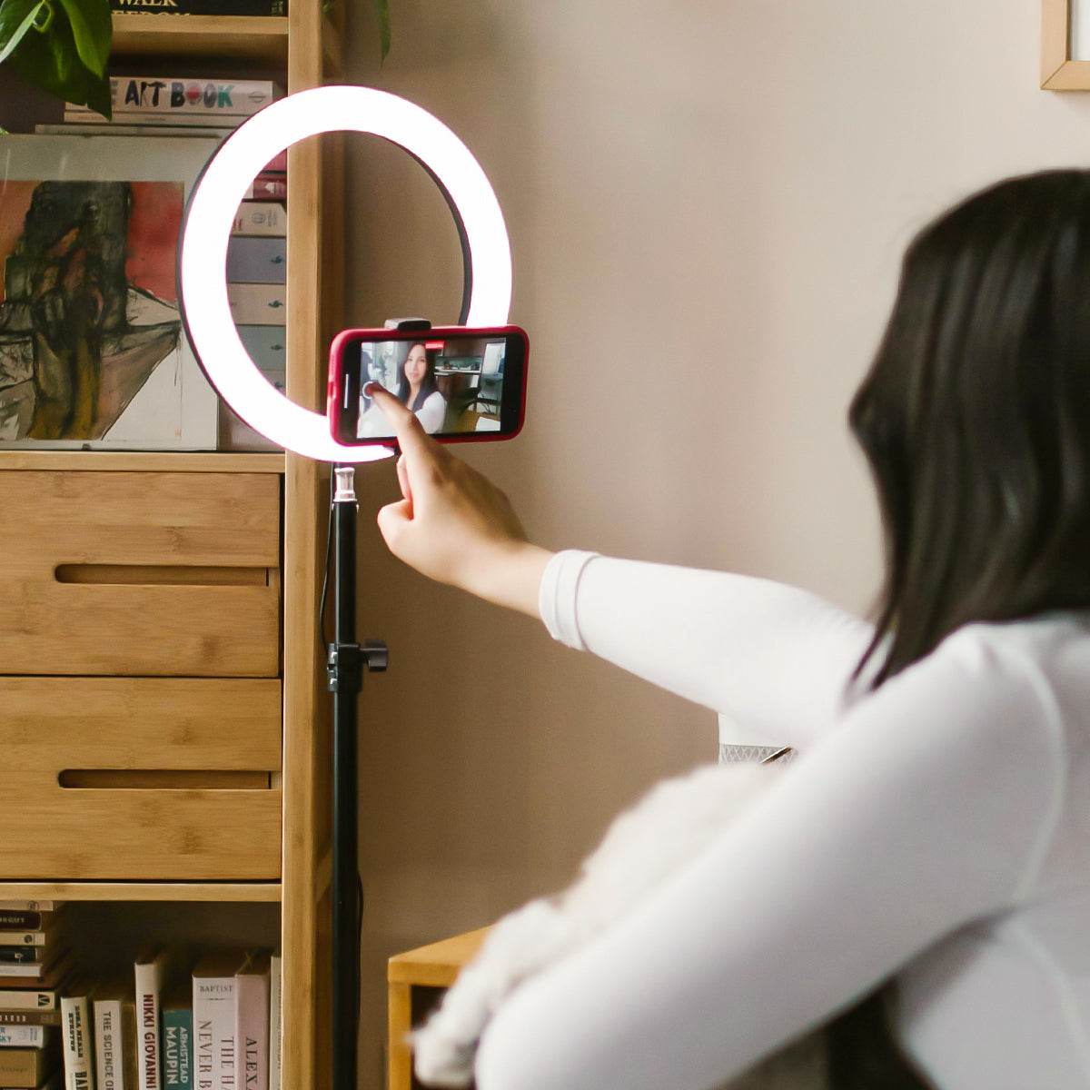 influencer livestreaming with SELFIEPLANNER selfie ring light